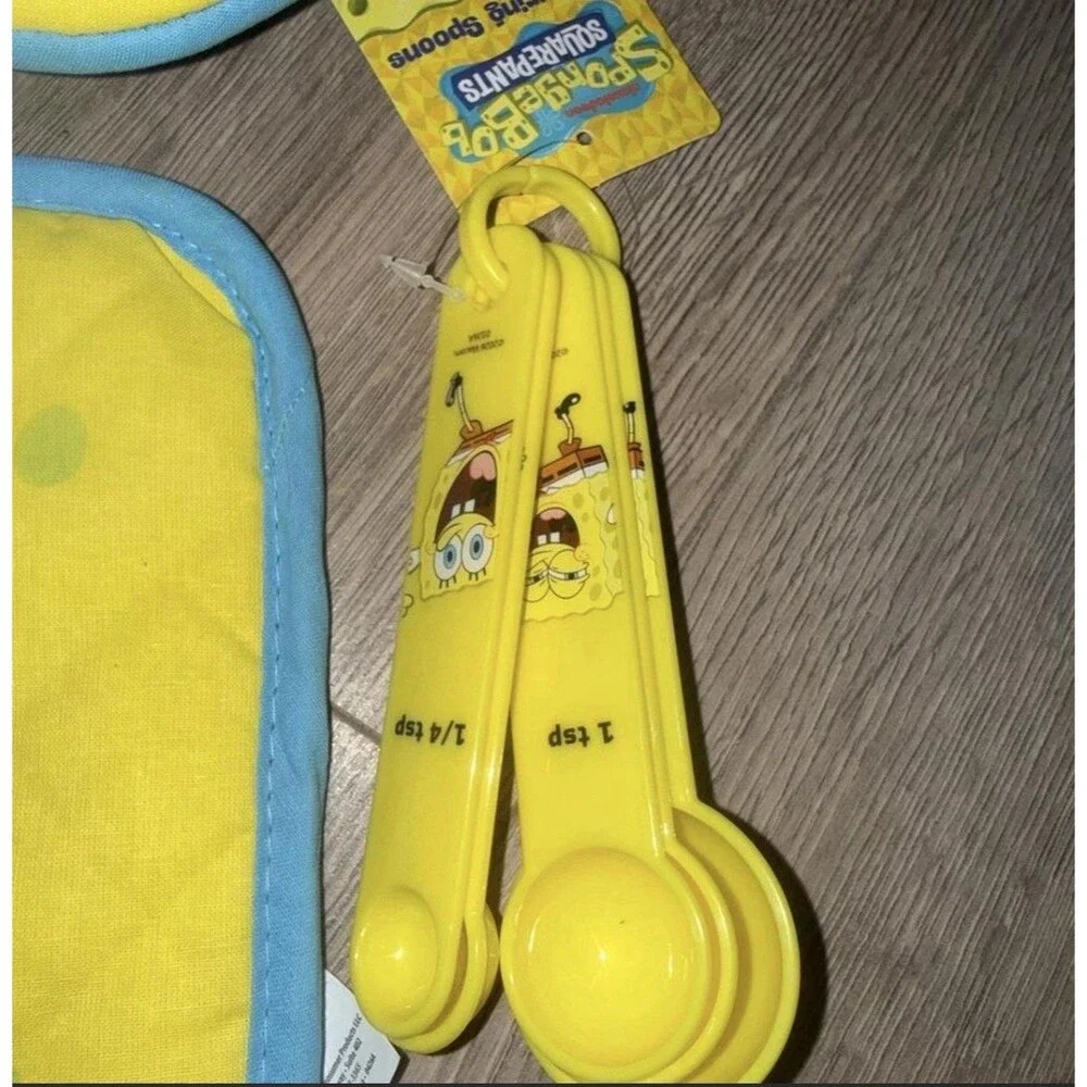 SpongeBob SquarePants kitchen set with yellow SpongeBob face on blue background